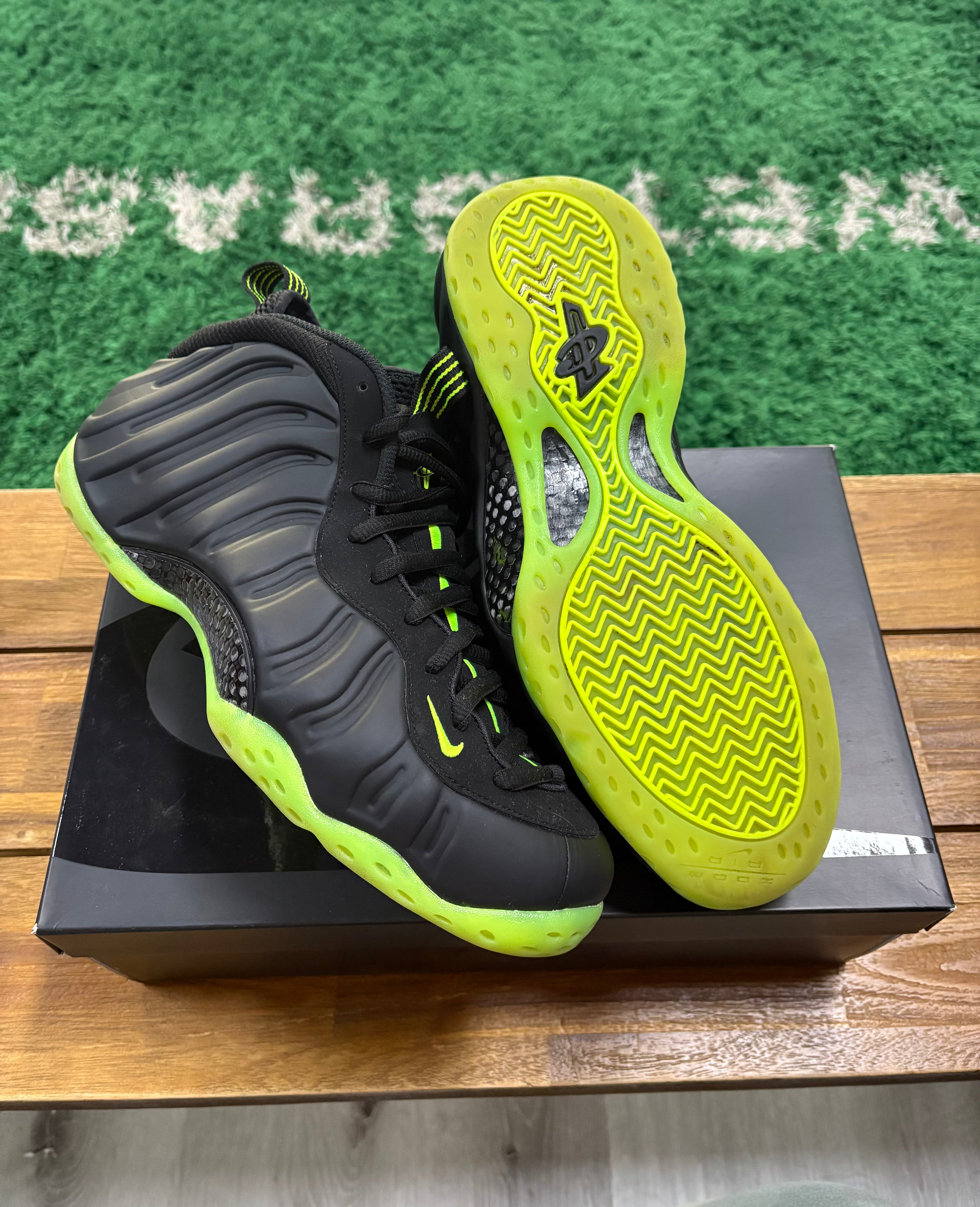 Air Foamposite One Black Volt
