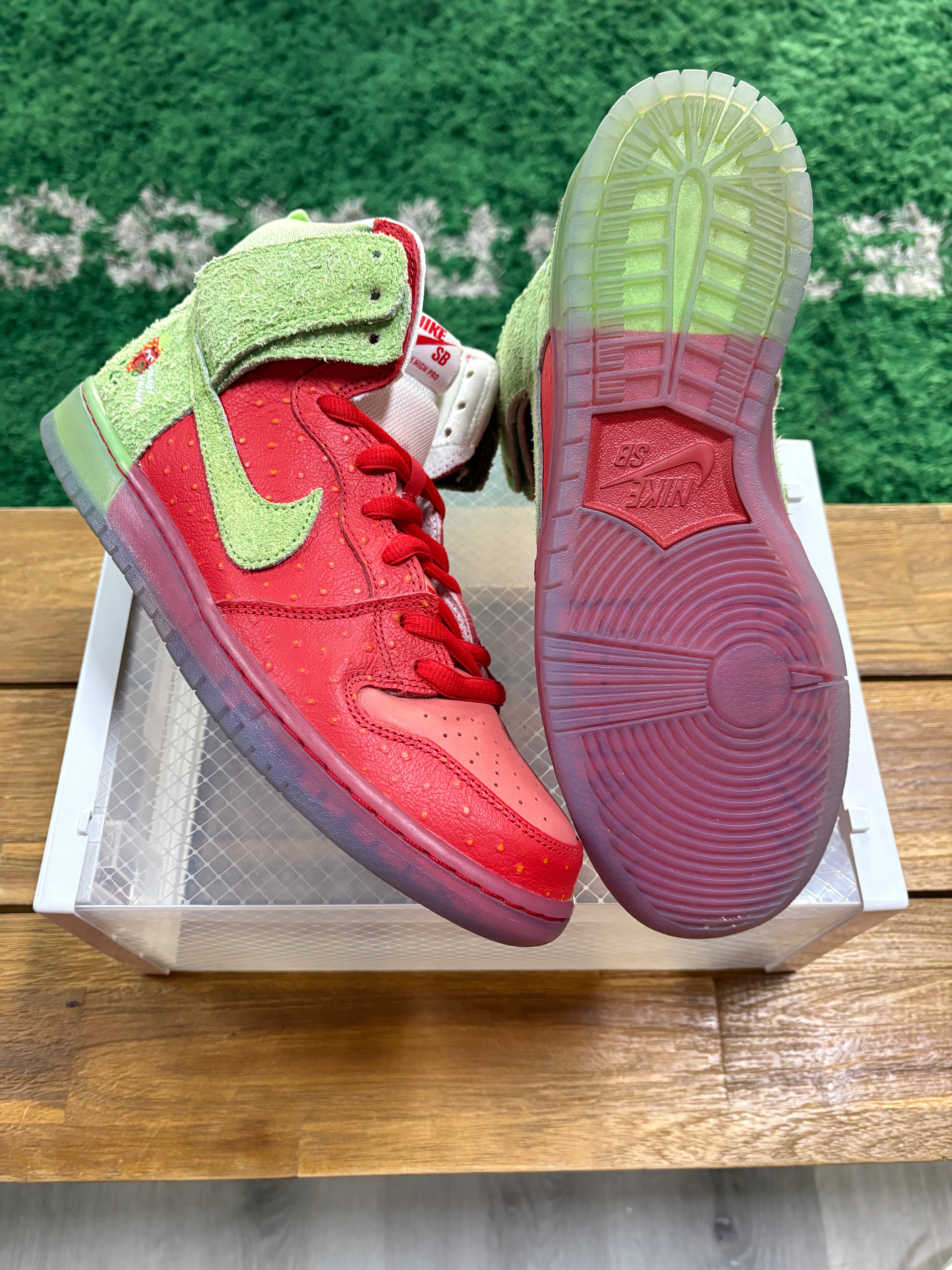 Dunk High SB Strawberry Cough