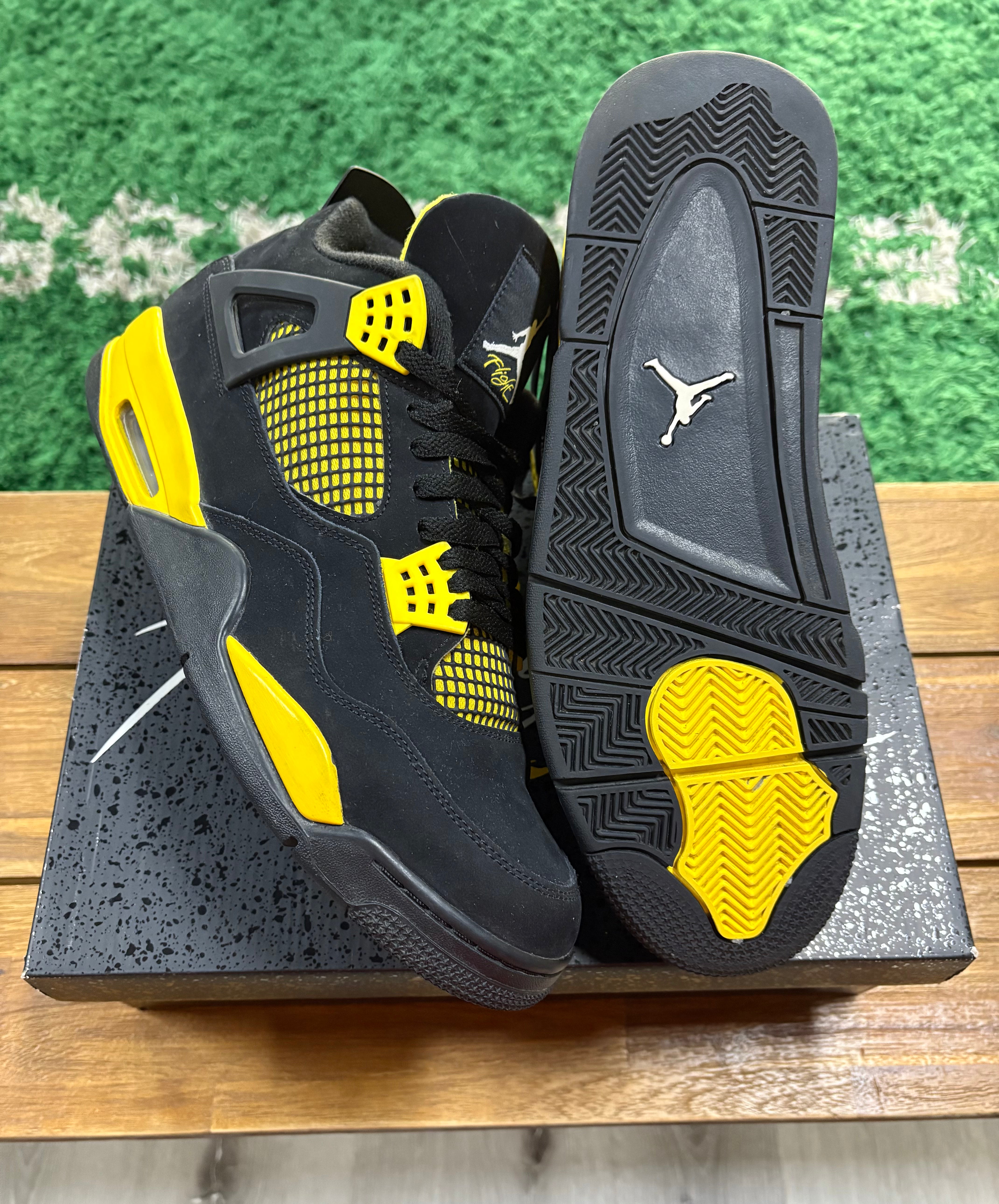 Air Jordan 4 Retro Thunder 2023