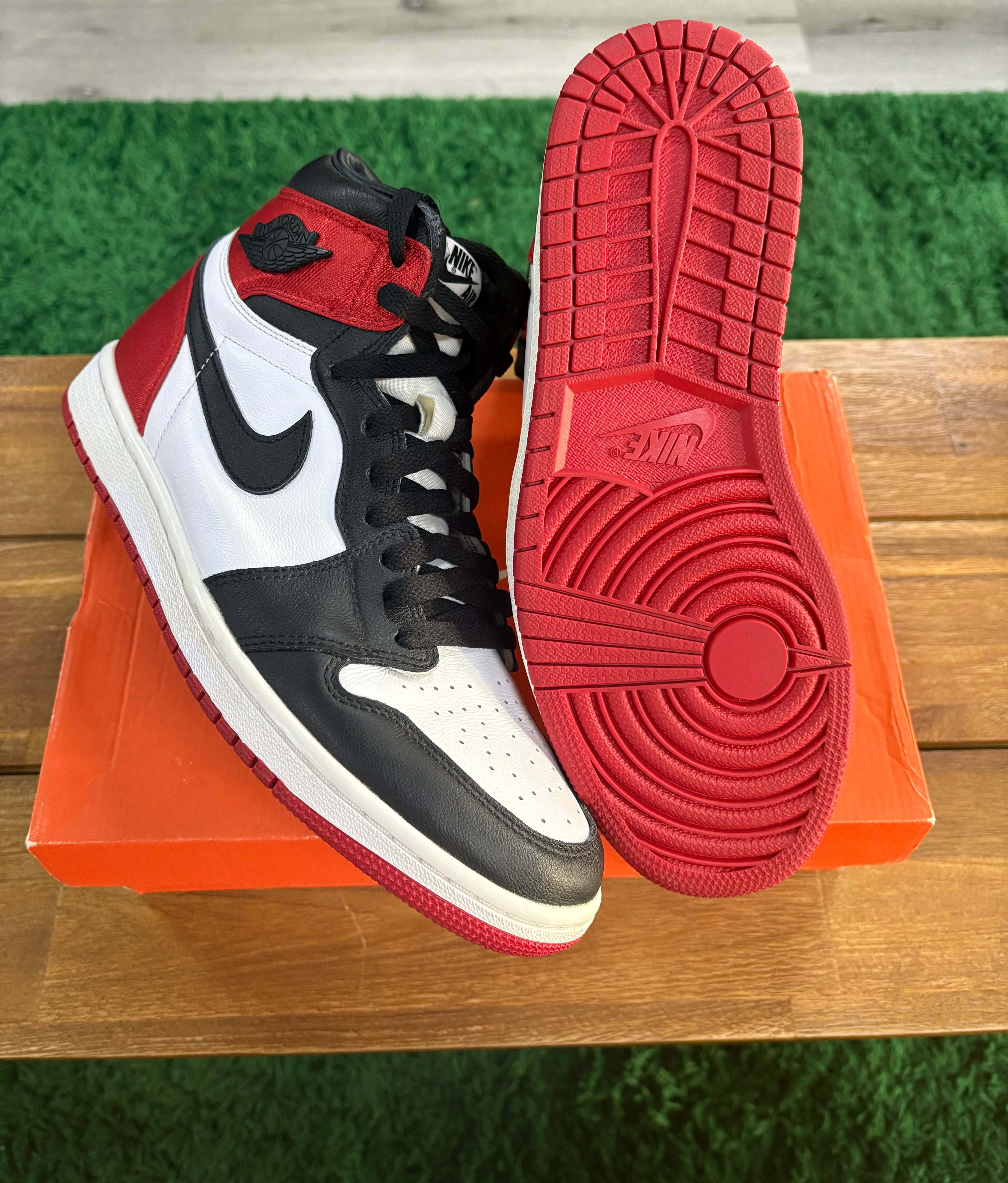 Wmns Air Jordan 1 Retro High Satin Black Toe