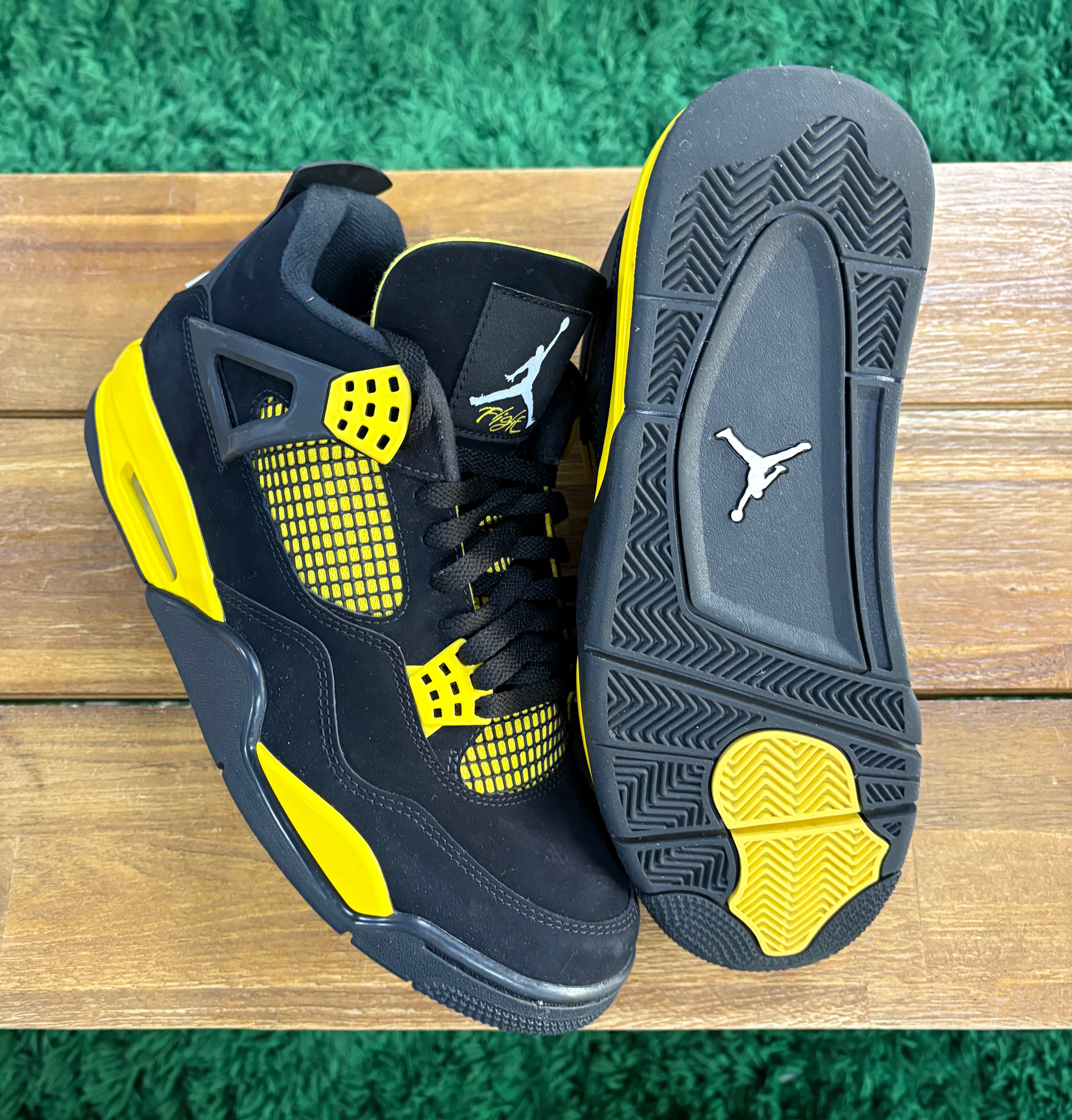 Air Jordan 4 Retro Thunder 2023